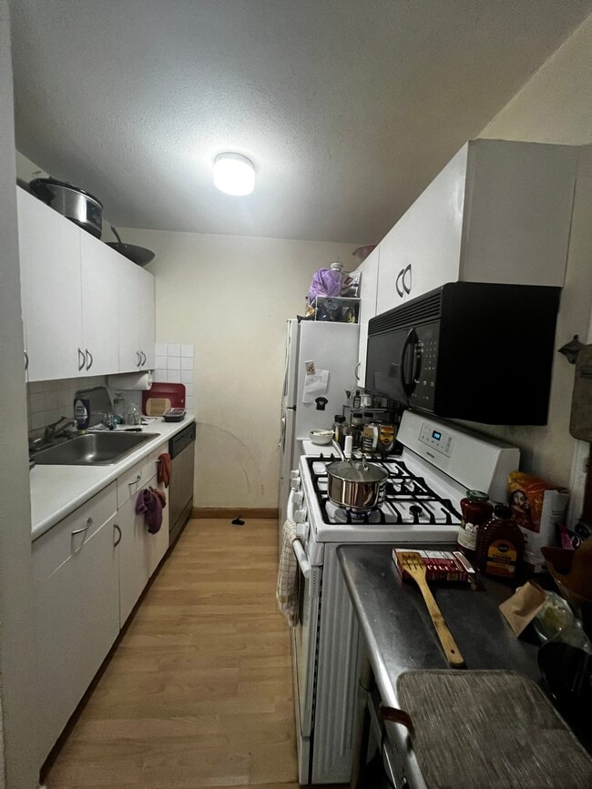 Foto del edificio - 144 Kenrick St