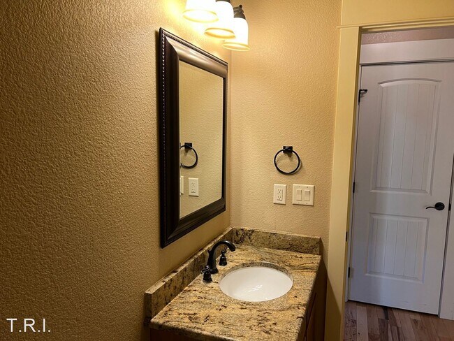 Foto del edificio - 4 br, 3 bath House - 4249 Woodlake Lane