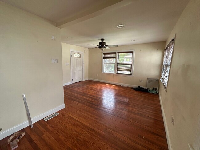 Foto del edificio - 4921 Demaio Dr