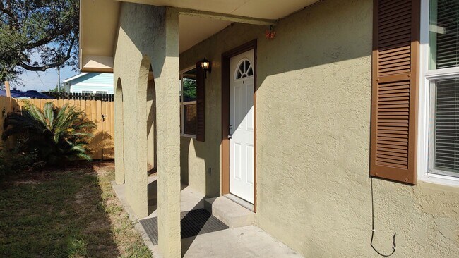 Foto del edificio - 6217 Pinetree Ave