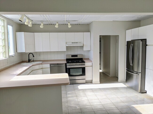 Kitchen with dishwasher and stainless steel appliances - 102 W Windsor Pky