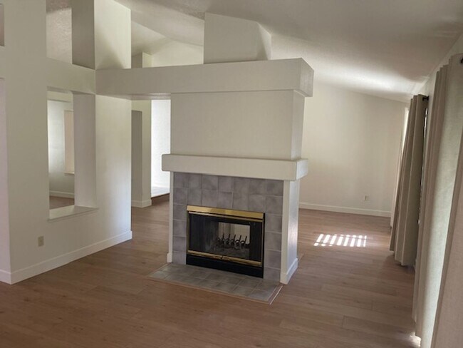 Foto del edificio - Vacaville single story home with3 car garage.