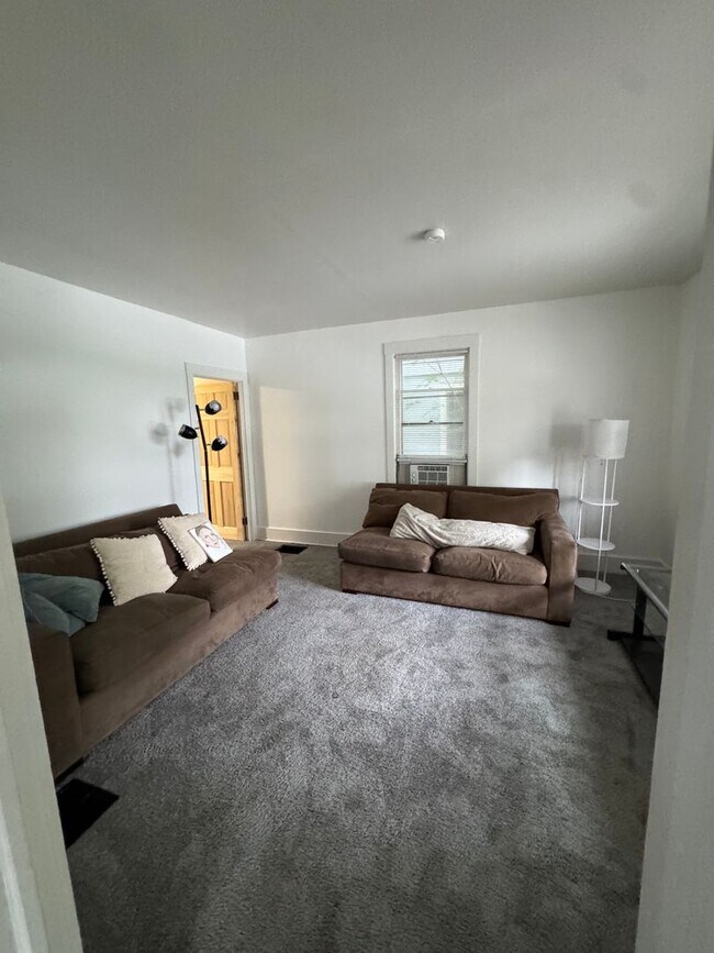 Foto del edificio - 4-Bedroom Near U-M with Bonus Room | Big Yard & Front Porch | On-site Laundry
