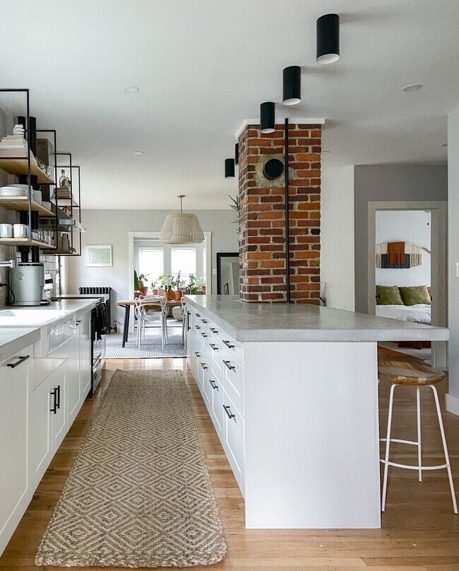 Building Photo - Remodeled Bright and Sunny 2 Bed / 1 Bath ...