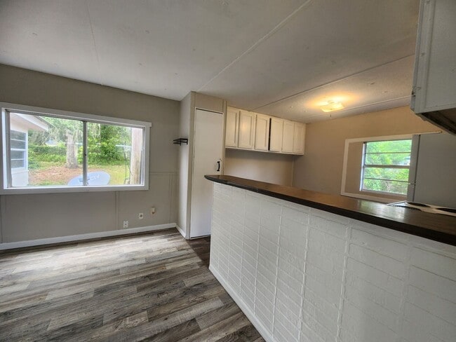 Building Photo - FRESHLY PAINTED AND NEW FLOORING! 2 Bed 1 Bath With Screened Porch