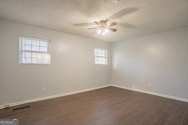 Foto del edificio - 14 Pine Valley Dr