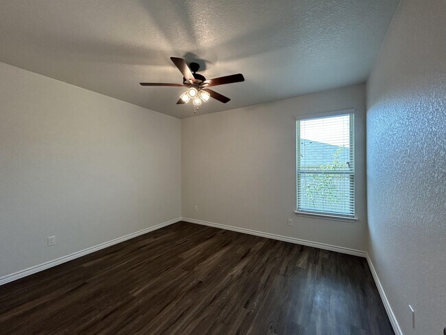 Foto del edificio - 5209 Rose Gdn Lp