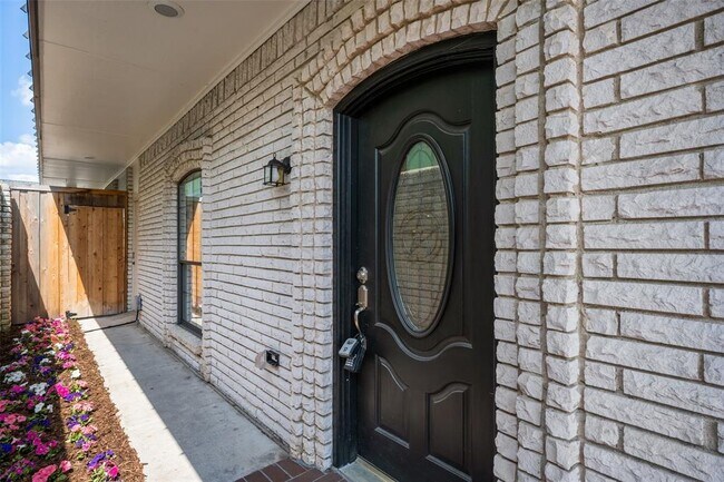 Foto del edificio - 5801 Orchid Ln