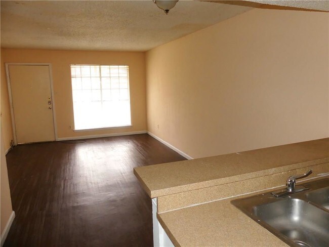 Building Photo - 701 Oakwood Ln