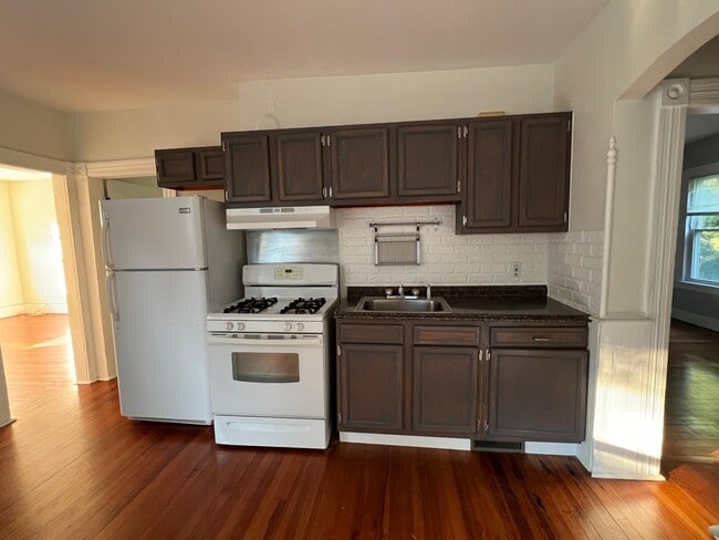 Building Photo - 19 Anderson St