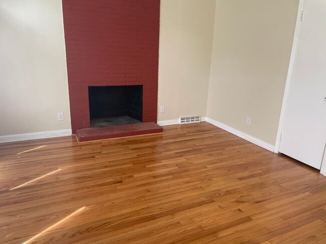 Building Photo - Adorable 3 Bedroom with Updates