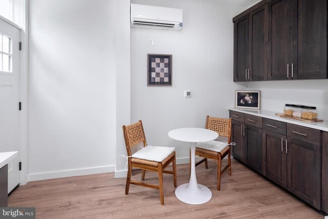 Building Photo - 168 John St