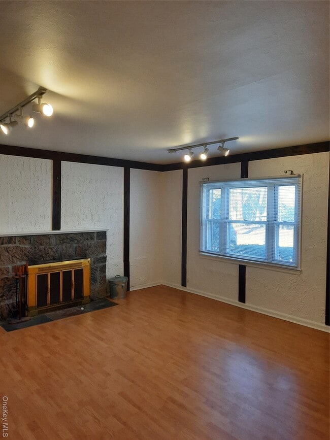 Building Photo - 22 Deepdale Dr