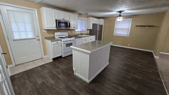Foto del edificio - 3 Bed/1.5 Bath - Large fenced in yard!