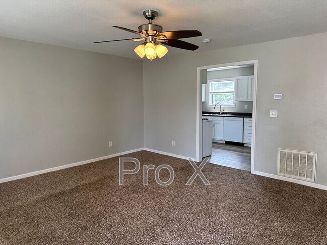 Foto del edificio - 2211 S Sergeant Ave