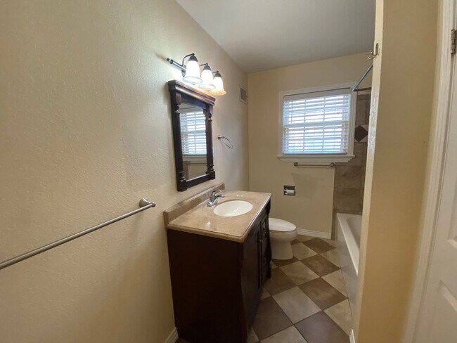 Building Photo - Large 4 bedroom with 2 living areas close ...