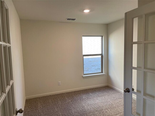 Foto del edificio - 3004 McCoy Rd