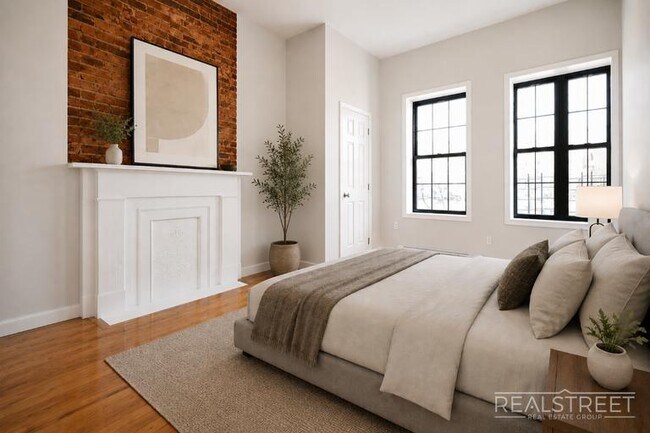 Foto del edificio - Renovated 3 BR with W/D! in Bed Stuy Townhouse