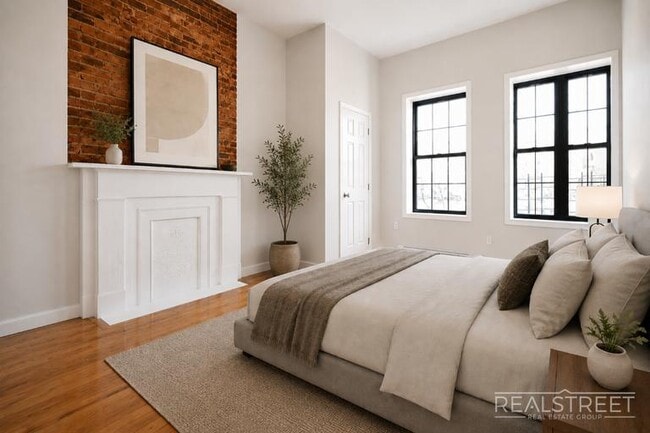 Building Photo - Renovated 3 BR with W/D! in Bed Stuy Townhouse
