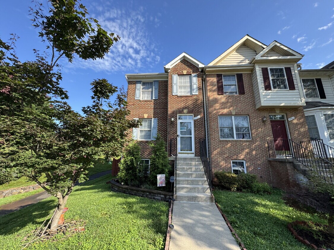 Foto principal - Spacious End-Unit Townhome in a Prime Comm...