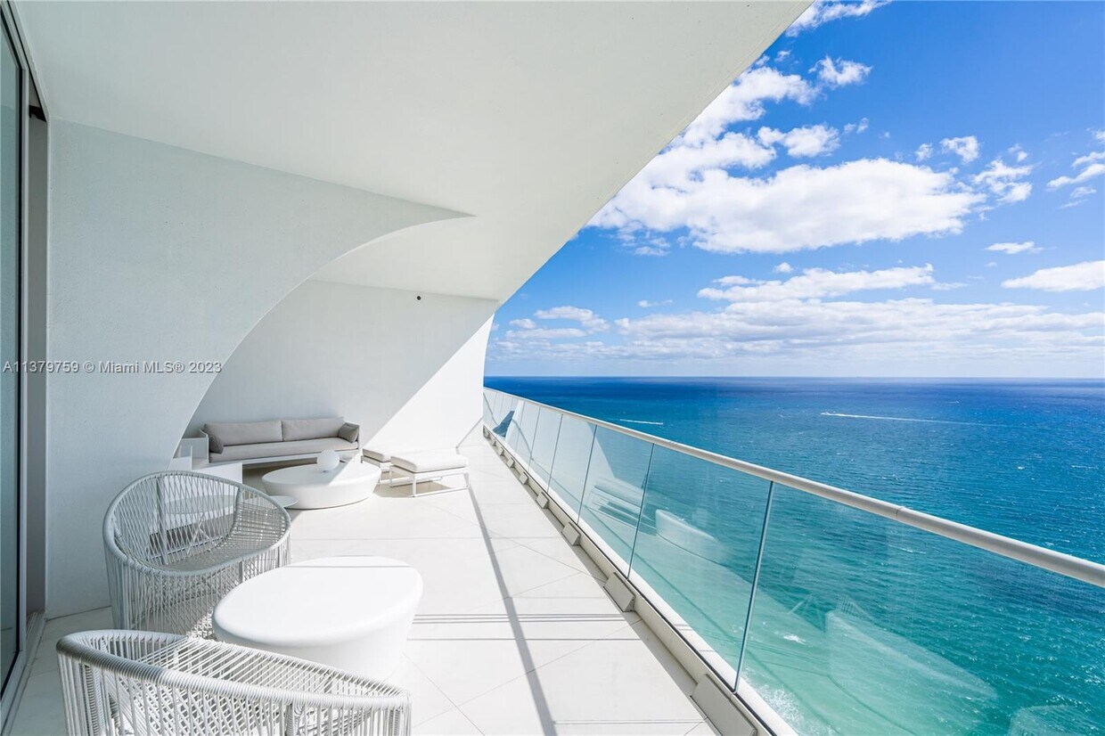 Foto principal - 16901 Collins Ave
