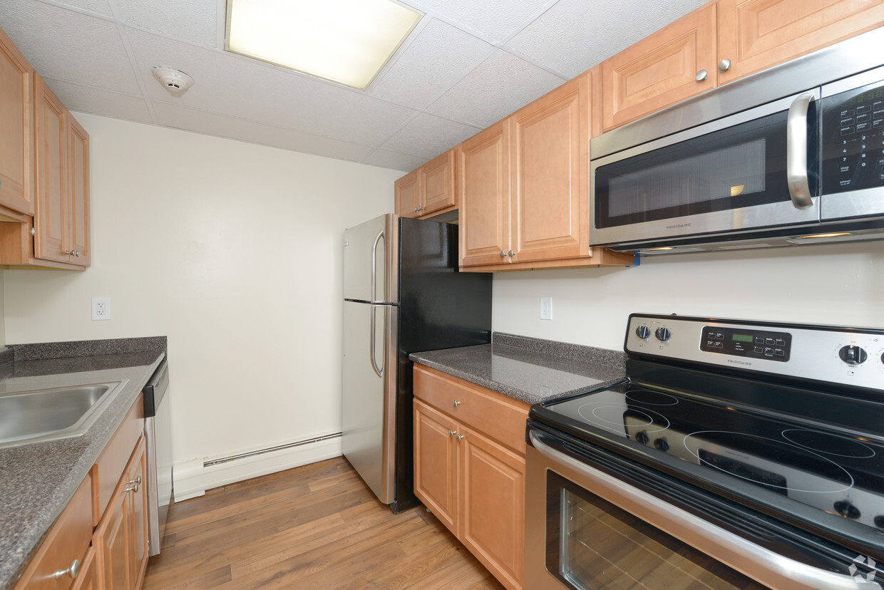 Townhouse Renovated Kitchen - Shorewood Apartments