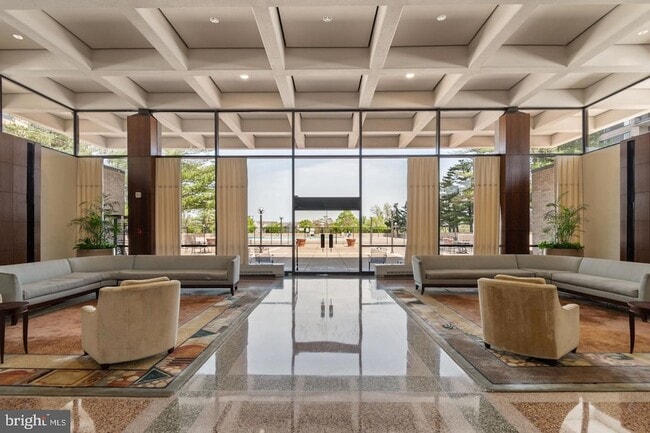 Foto del edificio - 3705 S George Mason Dr