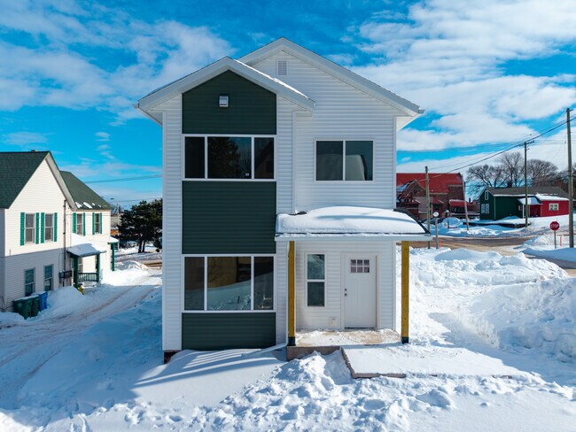 Foto del edificio - 412 W Baraga Ave