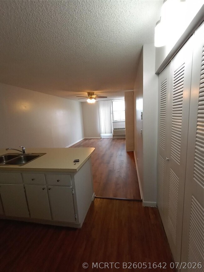 Building Photo - 2771 Riverside Dr
