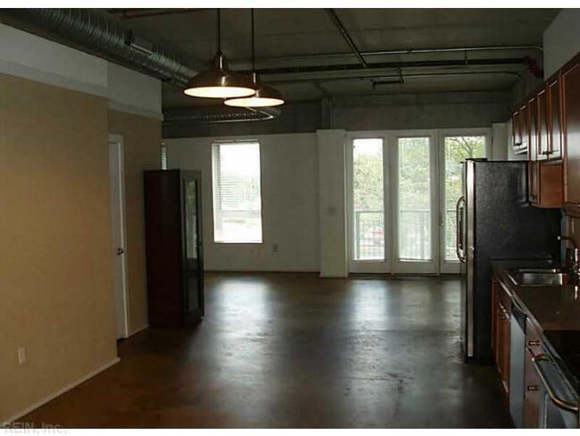 Building Photo - DOWNTOWN NORFOLK - GREAT LOCATION!!