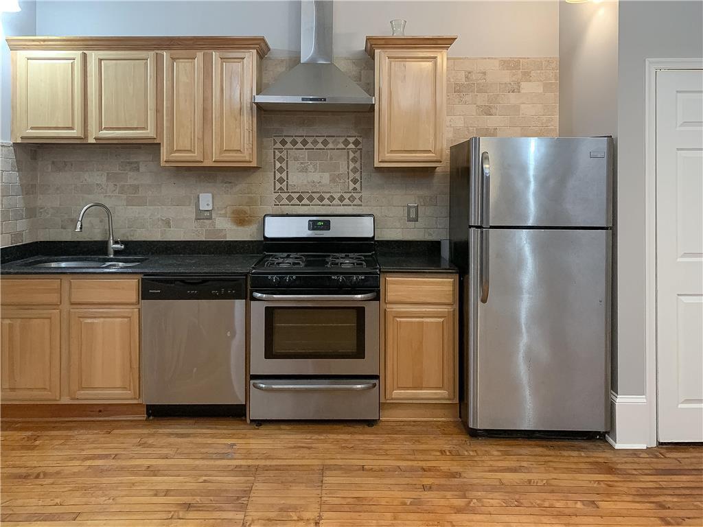 Full size kitchen - 5 N Bank St