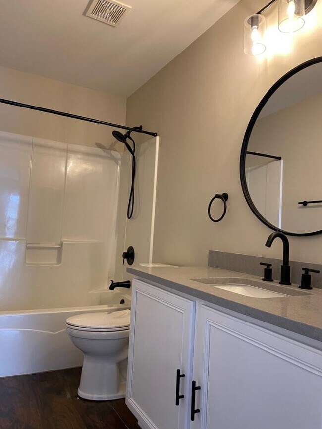 Building Photo - 2 bedroom in Sugar Grove IL 60554