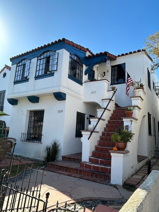 Primary Photo - Charming 2bd/1ba Lower Unit Near Beach and...
