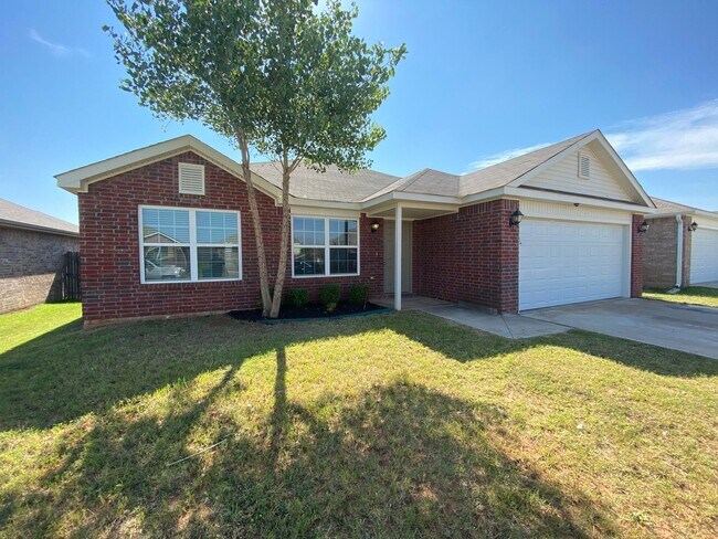 Building Photo - 3 Bed 2 Bath 2 Car Garage* Newer Home in T...
