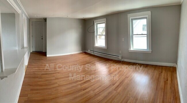 Building Photo - 143 S Elm St