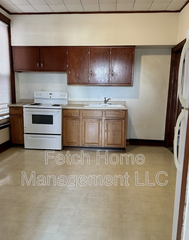 Building Photo - 825 Church St