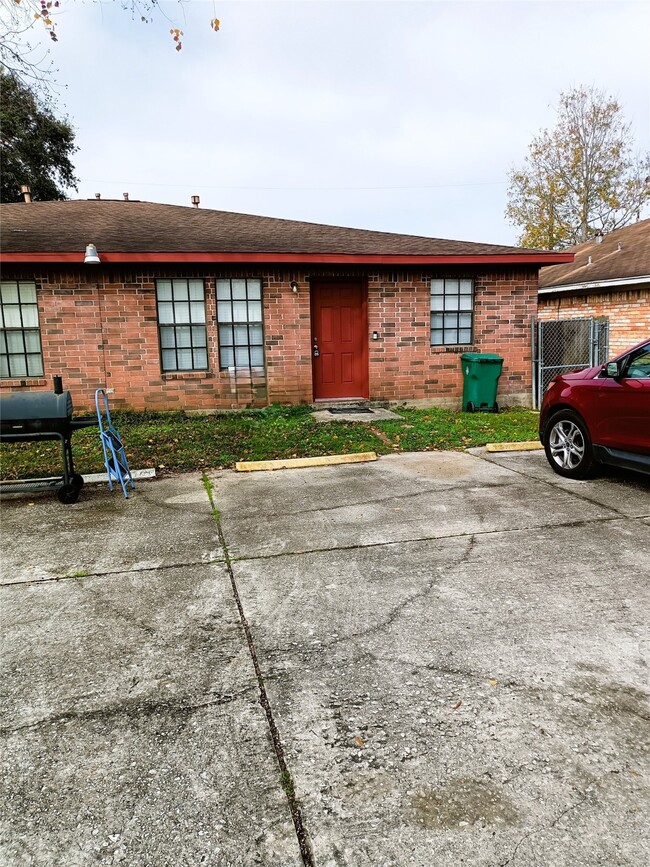 Building Photo - 3410 Crestgrove Dr