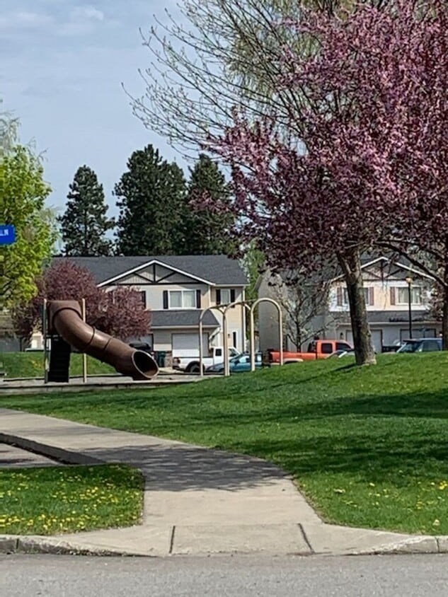 Building Photo - Town Home in Hidden Gardens