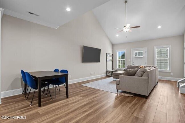 Building Photo - 127 Lark Dr