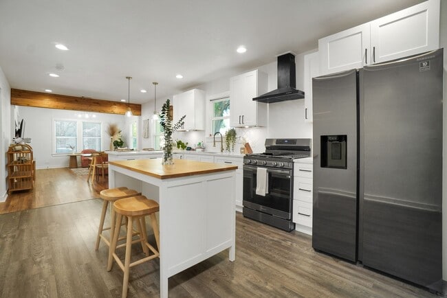 Photo - Gorgeous 3 bedroom, 2 bath house in the he...