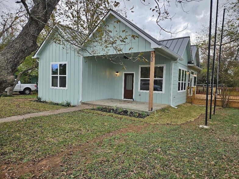 Primary Photo - 700 N Avenue C