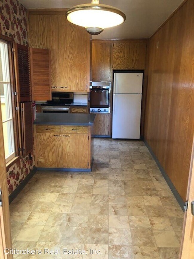 Building Photo - 2 br, 1 bath House - 1930 Alemany Blvd.