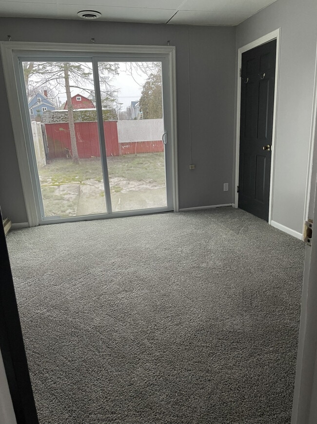 Building Photo - 906 West Ave