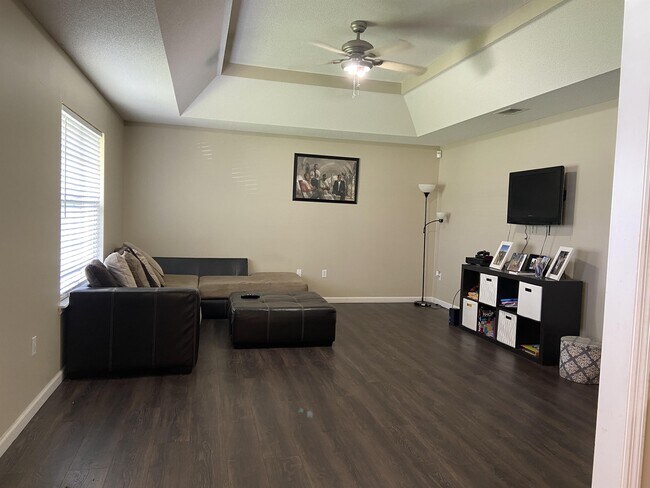 Foto del edificio - 4070 Forrest Run Cir