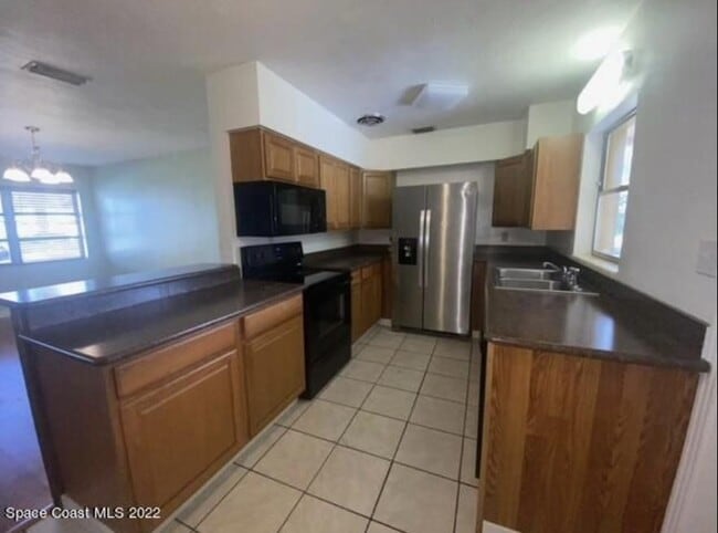Building Photo - 175 Pinecrest St