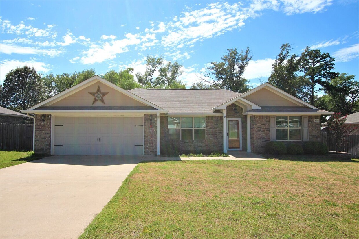 Primary Photo - COMING SOON! Tour Today! 3 Bedroom 2 Bath ...
