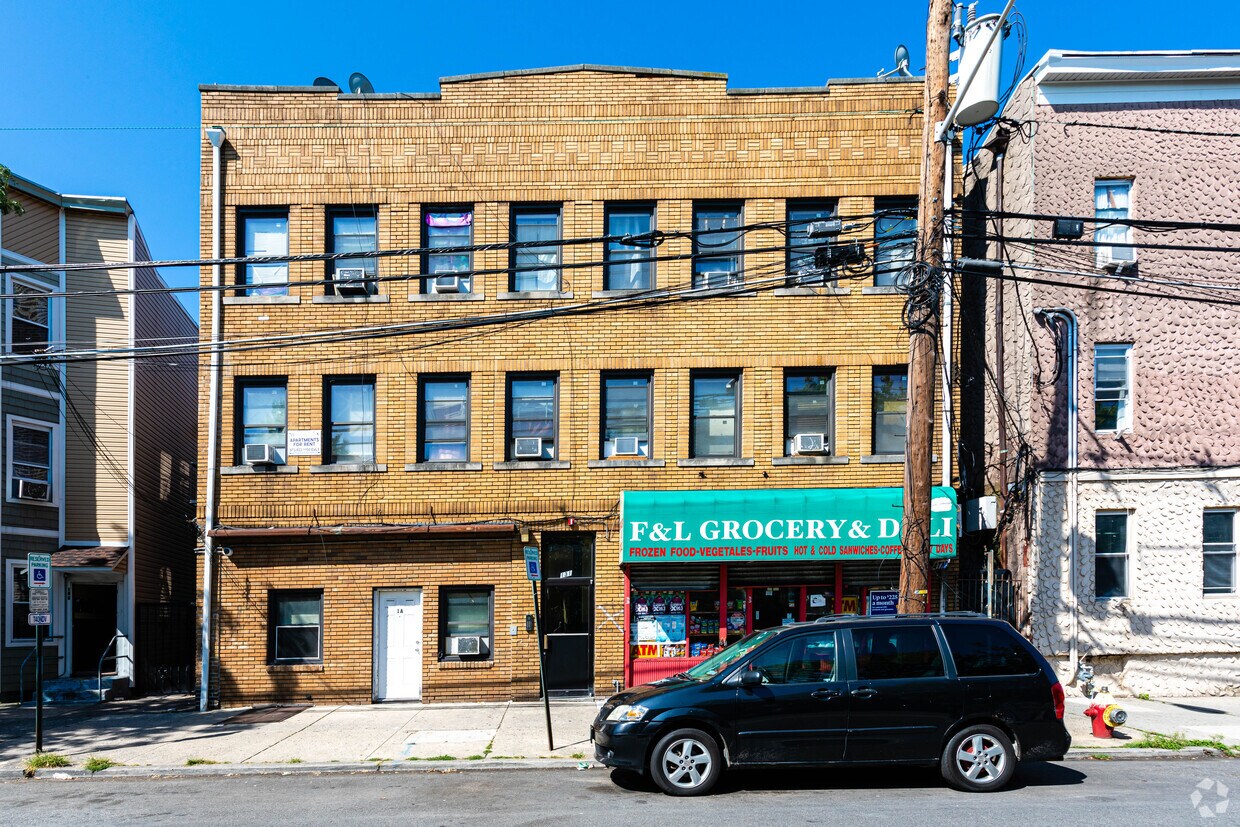 Foto del edificio - 131 Parker Ave