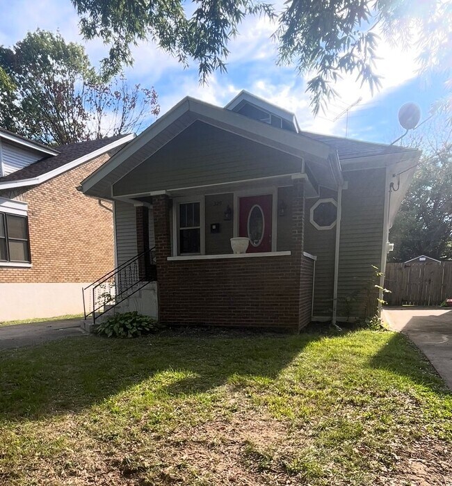 Building Photo - Beautifully updated 2 bedroom house!