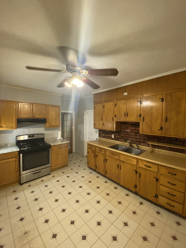 Kitchen - 975-1 Middlesex St