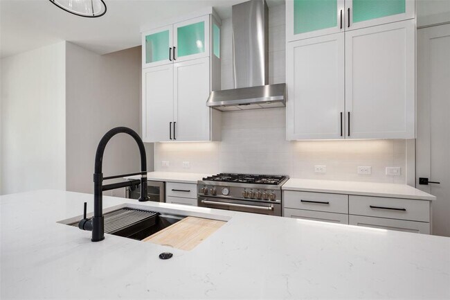 Building Photo - 4010 Valley View Rd